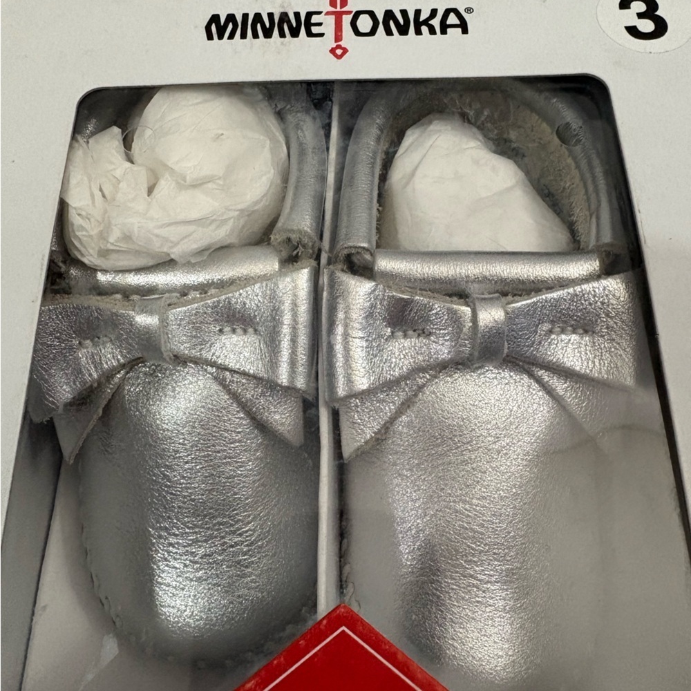 Minnetonka Leather Baby Infant Girl's Rosie Bootie in Silver Size 3 Shower Gift - Picture 2 of 3